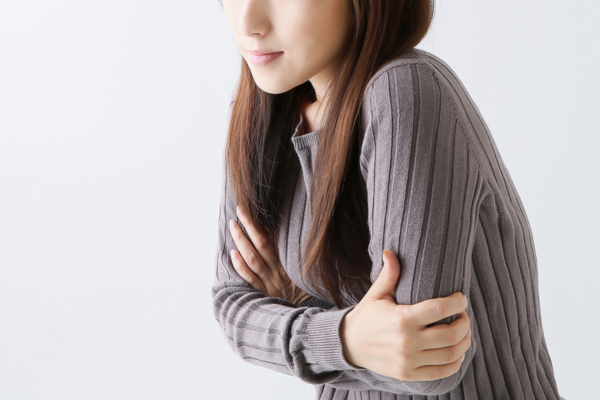 冷えが気になる方へのおススメ習慣。体の冷えは、血の巡りが悪くなる事が原因で起こります。 血液循環が悪くなると冷え以外にも、肩こりや浮腫みなど身体にとって様々な悪影響を及ぼしてしまいます。 温かい飲み物を飲んだり、衣服を着て温かくしたり、湯船につかって温めたりと様々な方法がありますが、今回は運動での冷え対策をご紹介させていただきます。 運動をすると栄養や酸素、そして熱を運ぶ血液の働きが活発になり、全身の血行がよくなるため、体を芯から温めることができますよ。