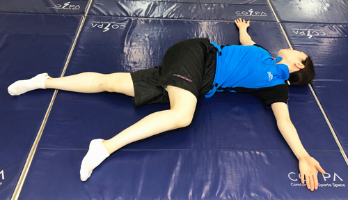 胸・お腹周り・お尻のストレッチ 。仰向けで両手を胸の高さで広げます。左足は膝を伸ばしたまま右膝を立て内側に倒し身体を捻ります。反対側もおこないます。両肩は床に着けたままで捻れるところで保持しましょう。