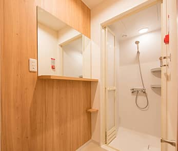 個室のシャワー・更衣室完備!